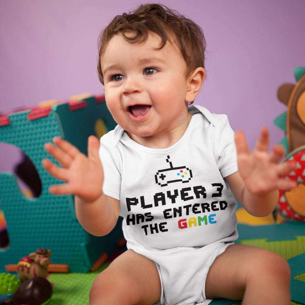Blauer-Storch Body per bambini in diversi colori Player 3 has entered the Game con scritta regalo per la nascita per gamer bambino a maniche corte cotone biologico Blauer-Storch Body per bambini in diversi colori Player 3 has entered the Game con scritta regalo per la nascita per gamer bambino a maniche corte cotone biologico
